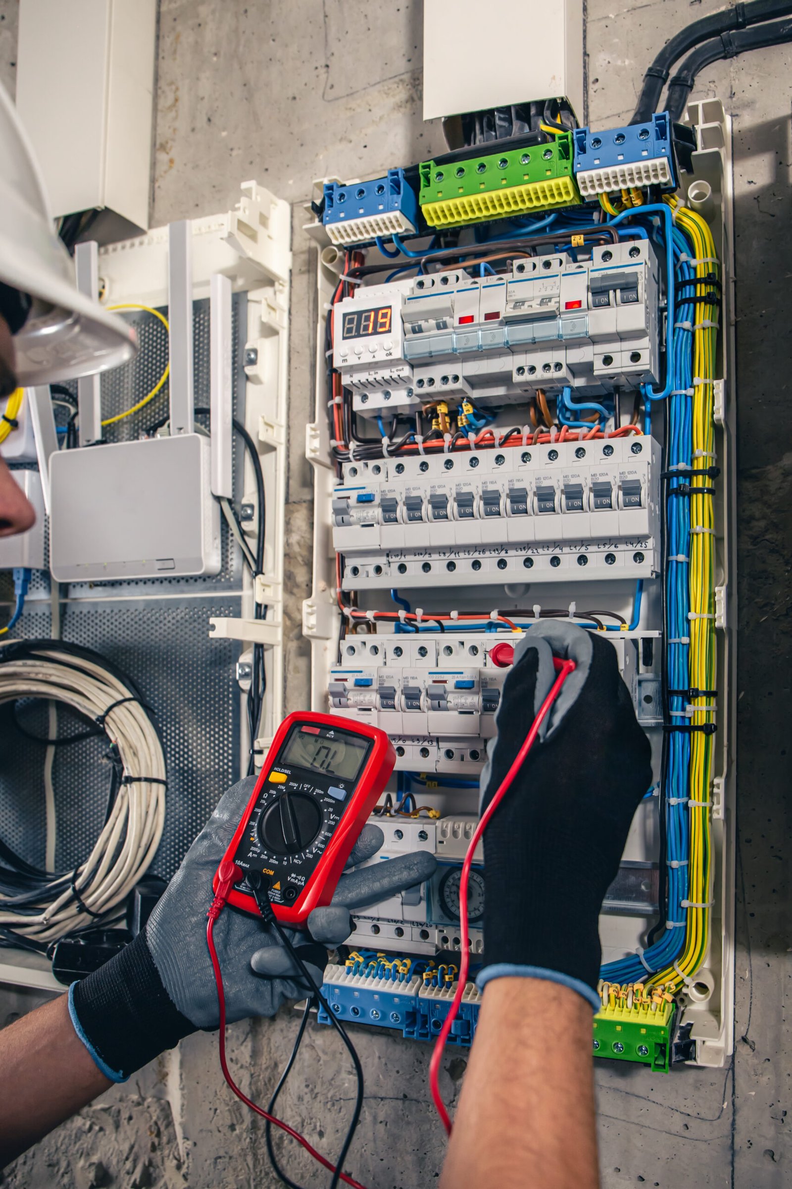 Technicien intervenant sur un tableau électrique équipé de fusibles lors d'une vérification