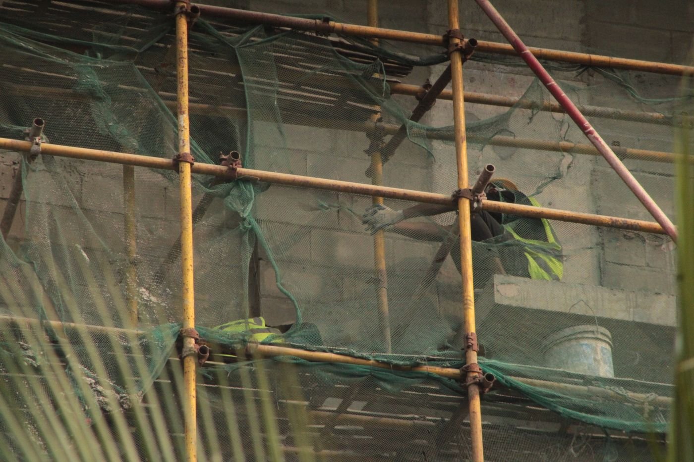Échafaudage bâché sur un chantier