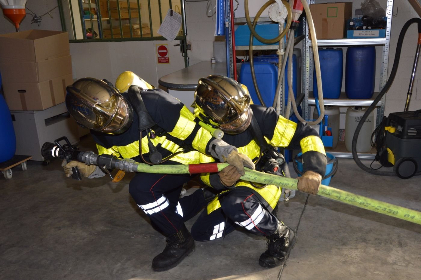 Binôme d'intervention équipé progressant vers un foyer