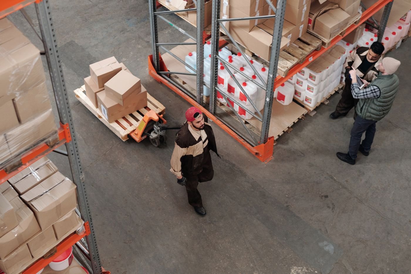 Préparateur de commandes déplaçant des cartons en entrepôt