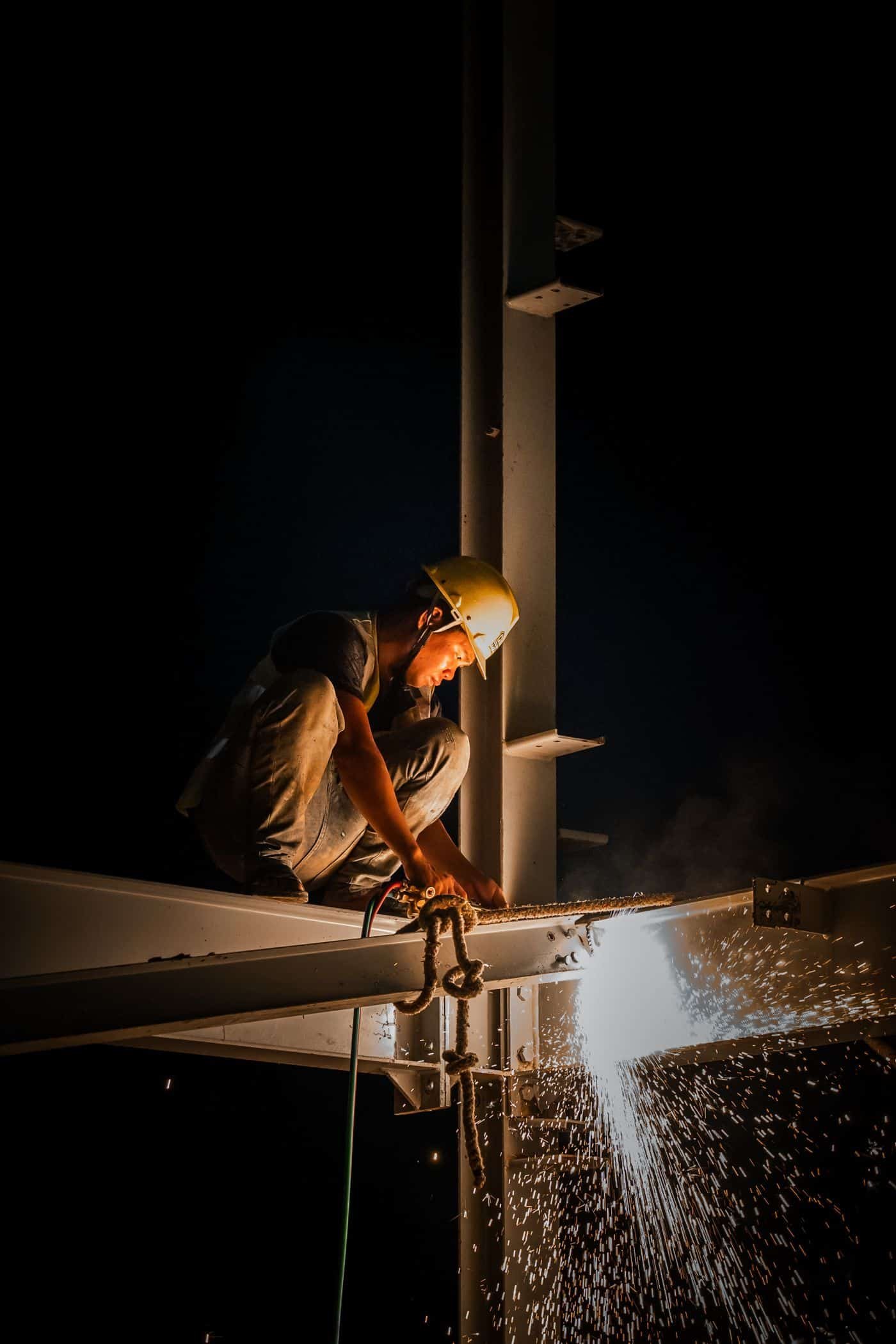 Assemblage de poutres et poteaux en acier sur chantier, objet d'une inspection de structure métallique