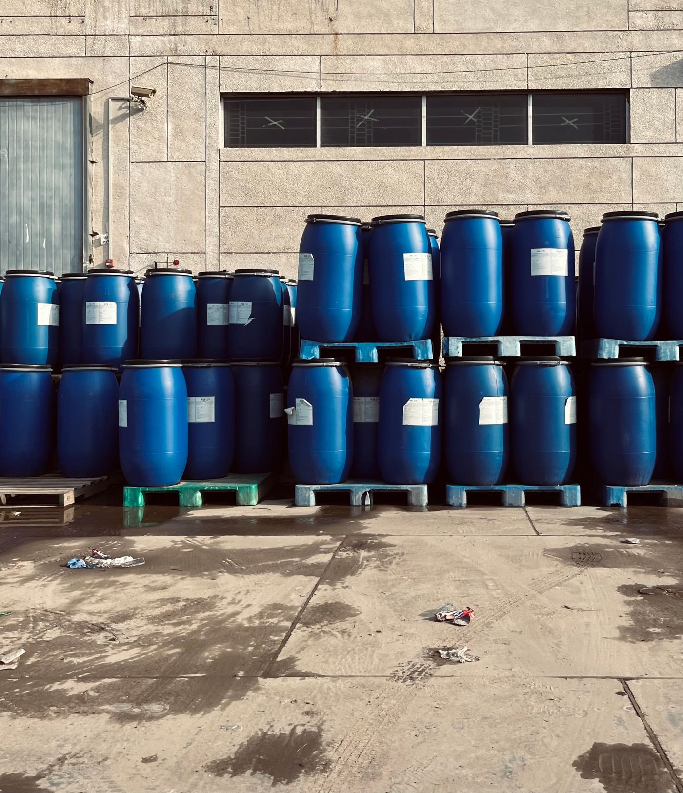Fûts de produits chimiques stockés sur un site industriel
