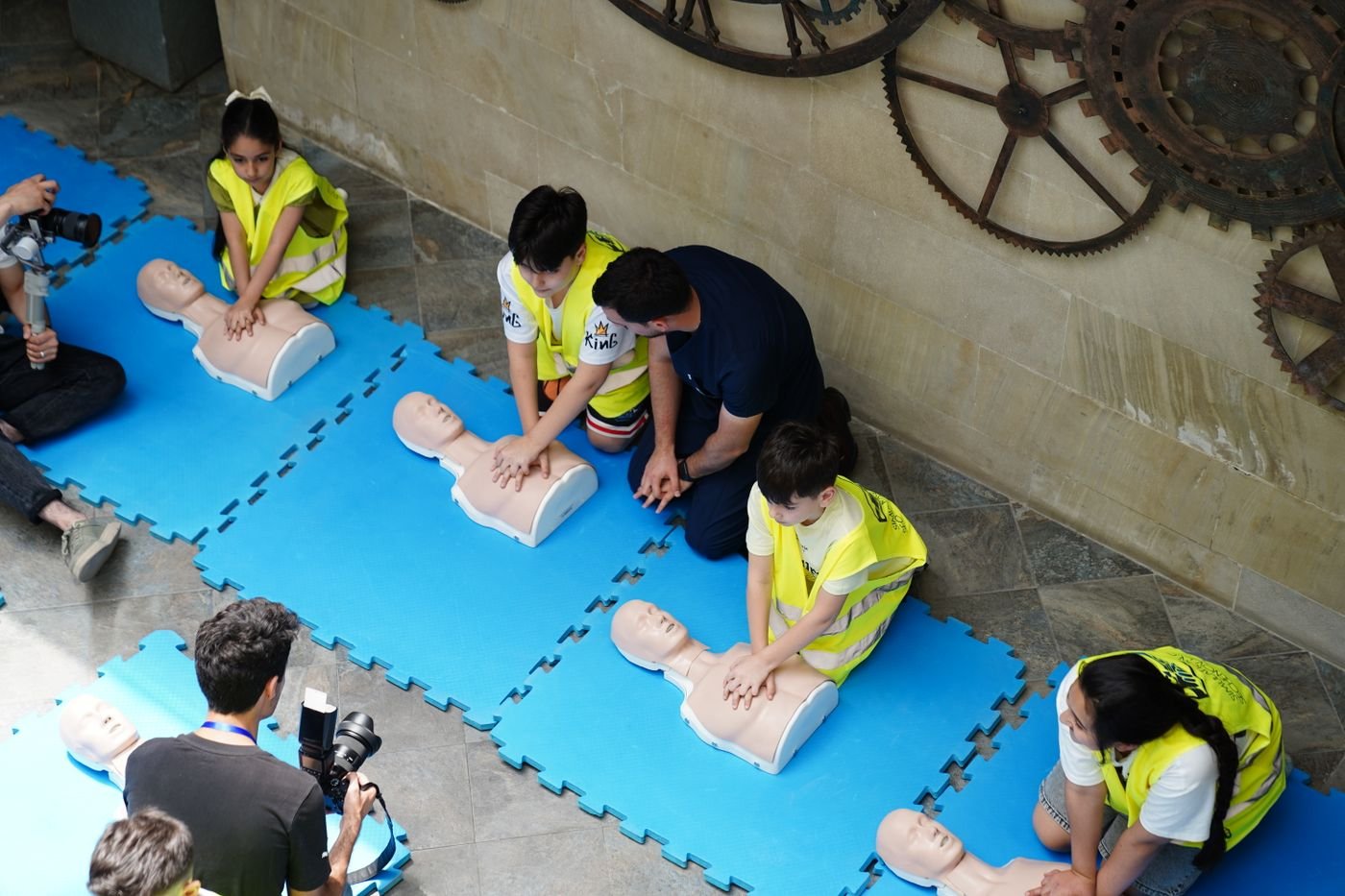 Apprentissage du massage cardiaque sur mannequin