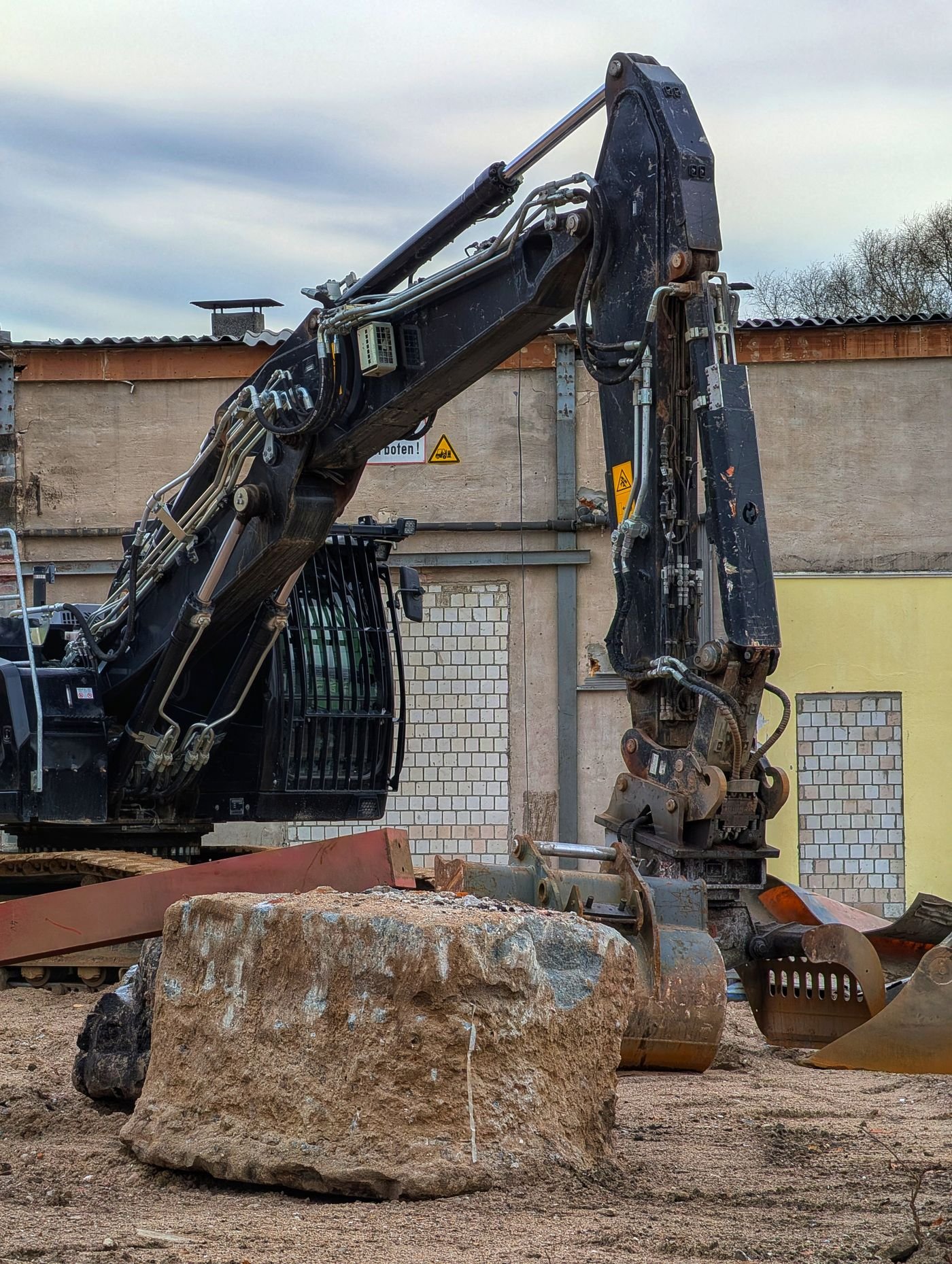 Pelle hydraulique sur chantier, engin de terrassement soumis à vérification périodique annuelle au Maroc