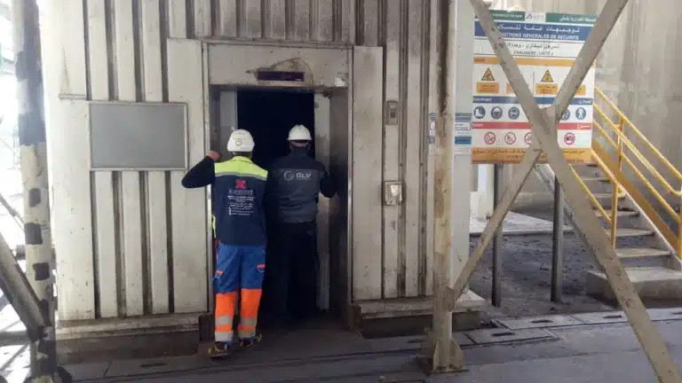 Visite réglementaire d’un ascenseur industriel en centrale