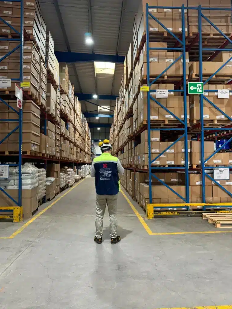 Inspecteur VERCOTEST lors du contrôle de rayonnages métalliques