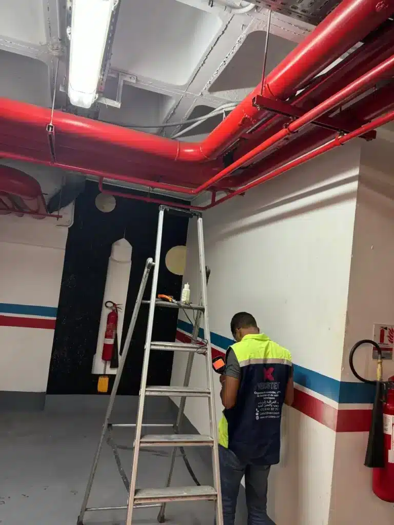 Inspecteur VERCOTEST lors du contrôle de l’installation de sécurité incendie